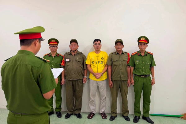 Tạm giữ người đàn ông dùng dép, nón bảo hiểm đánh du khách ở Vũng Tàu Tạm giữ người đàn ông dùng dép, nón bảo hiểm đánh du khách ở Vũng Tàu