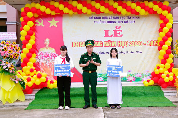 Tây Ninh: Trao học bổng “Nâng bước em tới trường - Con nuôi đồn Biên phòng”