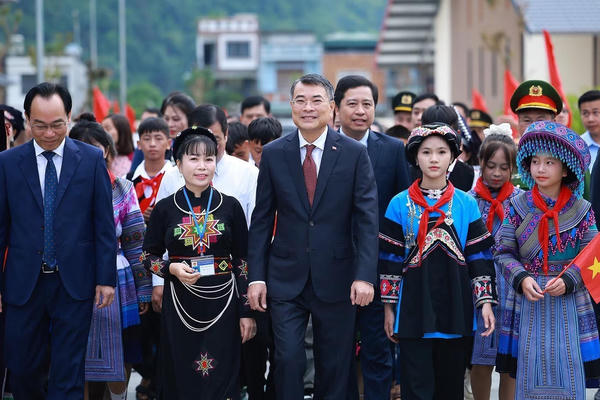 Thủ tướng Chính phủ Lê Minh Hưng: "Người thầy tận tụy, nhân ái có thể làm thay đổi cuộc đời của nhiều thế hệ học trò" Thủ tướng Chính phủ Lê Minh Hưng: "Người thầy tận tụy, nhân ái có thể làm thay đổi cuộc đời của nhiều thế hệ học trò"