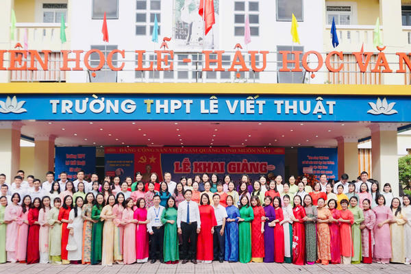 Rộn ràng ngày hội khai trường, viết tiếp hành trình khát vọng của mái trường THPT Lê Viết Thuật 