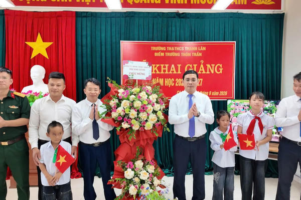 Tiếng trống khai trường nơi chỉ có 1 thầy và 3 trò Tiếng trống khai trường nơi chỉ có 1 thầy và 3 trò