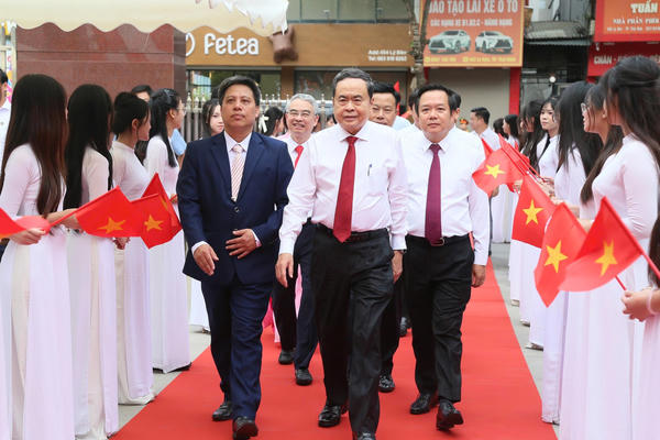 Chủ tịch Quốc hội Trần Thanh Mẫn dự lễ khai giảng tại Trường THPT Lê Quý Đôn Chủ tịch Quốc hội Trần Thanh Mẫn dự lễ khai giảng tại Trường THPT Lê Quý Đôn