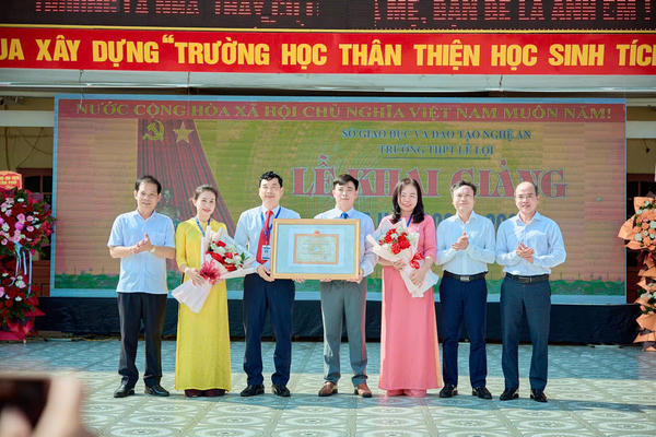 Trường THPT Lê Lợi tưng bừng khai giảng năm học mới và đón nhận bằng công nhận trường đạt chuẩn quốc gia