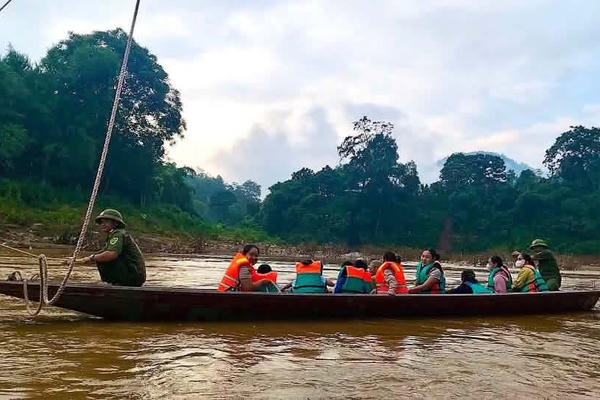 Chèo thuyền vượt sông, đưa hơn 150 học sinh kịp giờ khai giảng ở vùng lũ Nghệ An Chèo thuyền vượt sông, đưa hơn 150 học sinh kịp giờ khai giảng ở vùng lũ Nghệ An