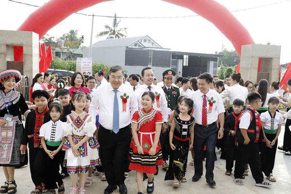 Phó Thủ tướng Thường trực Chính phủ dự khai giảng năm học mới tại Điện Biên