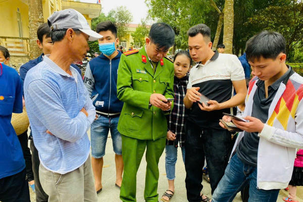 Bạn từ thuở hàn vi, con nay nối bước