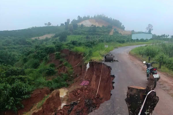 Mưa lớn ở Lâm Đồng gây sạt trượt đường liên khu dân cư, khoảng 50 hộ dân bị ảnh hưởng