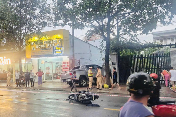 Tai nạn giao thông trên đường Đặng Văn Trơn, một tài xế chạy grab tử vong Tai nạn giao thông trên đường Đặng Văn Trơn, một tài xế chạy grab tử vong