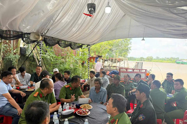 Công an phường Long Hưng thăm viếng, hỗ trợ gia đình có người thân tử vong trong vụ tai nạn tại Cổng 11 