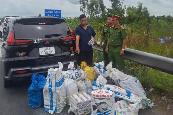 Khởi tố người đàn ông vận chuyển hơn 3.300 bao thuốc lá nhập lậu Khởi tố người đàn ông vận chuyển hơn 3.300 bao thuốc lá nhập lậu