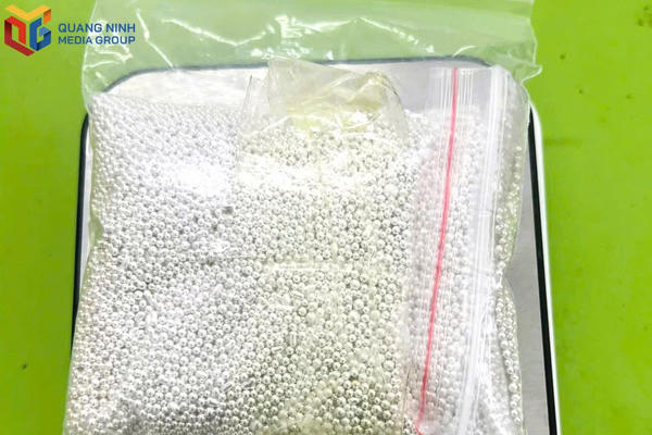 Giấu gần 2,7kg bạc trong quần để vận chuyển qua biên giới