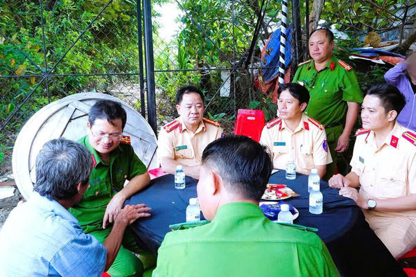 Lãnh đạo Công an thành phố Đồng Nai thăm hỏi gia đình nạn nhân vụ tai nạn tại Cổng 11 Lãnh đạo Công an thành phố Đồng Nai thăm hỏi gia đình nạn nhân vụ tai nạn tại Cổng 11