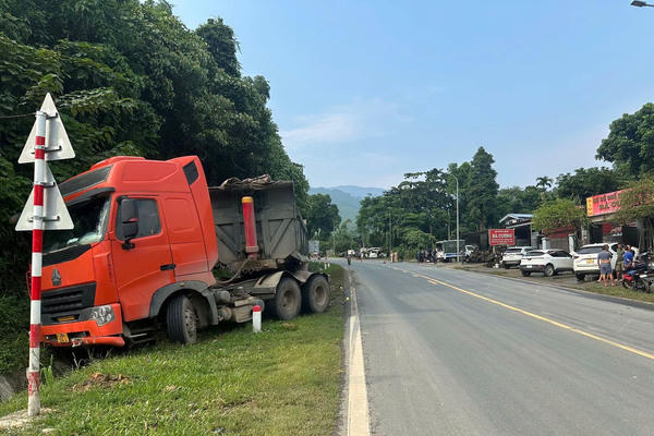 Khẩn trương điều tra vụ tai nạn giao thông làm 2 người tử vong trên Quốc lộ 6 Khẩn trương điều tra vụ tai nạn giao thông làm 2 người tử vong trên Quốc lộ 6