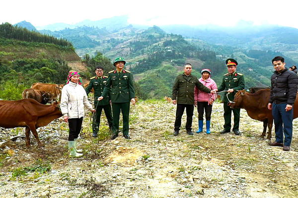 Những người lính xanh trở thành điểm tựa cho đồng bào miền biên ải Những người lính xanh trở thành điểm tựa cho đồng bào miền biên ải