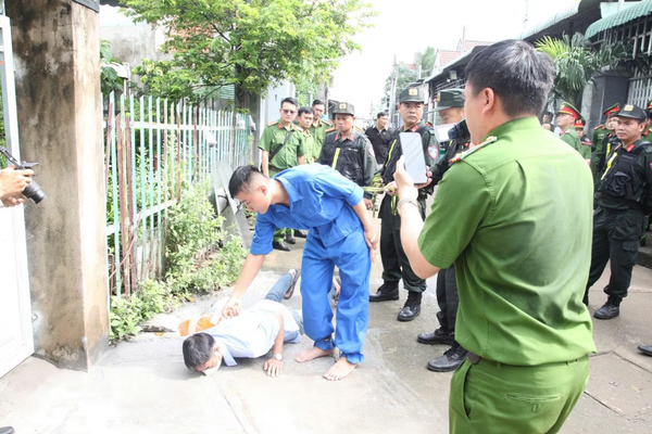 Thực nghiệm 12 phân cảnh vụ án khiến 3 người trong một gia đình tử vong ở Đồng Nai Thực nghiệm 12 phân cảnh vụ án khiến 3 người trong một gia đình tử vong ở Đồng Nai