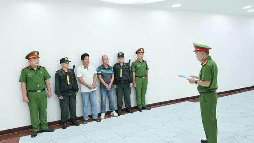 Khởi tố 4 bị can liên quan vụ đổ, chôn lấp hàng nghìn tấn chất thải trái phép Khởi tố 4 bị can liên quan vụ đổ, chôn lấp hàng nghìn tấn chất thải trái phép