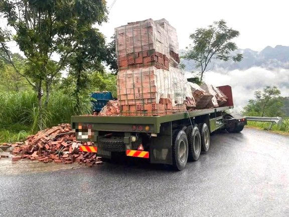 Xử phạt gần 24 triệu đồng đối với xe chở vật liệu gây ách tắc tuyến đường  du lịch Cao nguyên đá