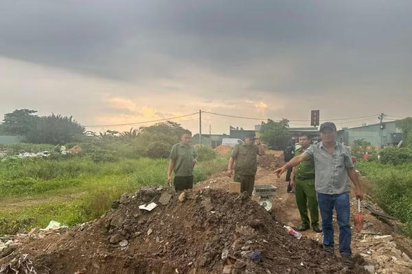 Điểm tin Pháp Luật ngày 12/09: Công an TP.HCM khởi tố 4 người đổ, san lấp trái phép gần 670 tấn chất thải
Điểm tin Pháp Luật ngày 12/09: Công an TP.HCM khởi tố 4 người đổ, san lấp trái phép gần 670 tấn chất thải
