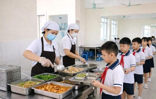 Phó Thủ tướng yêu cầu tăng cường kiểm tra, giám sát việc cung cấp thực phẩm, suất ăn cho học sinh