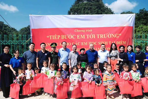 Báo Pháp luật Việt Nam trao yêu thương nơi biên giới: Tiếp sức em thơ bước vào năm học mới