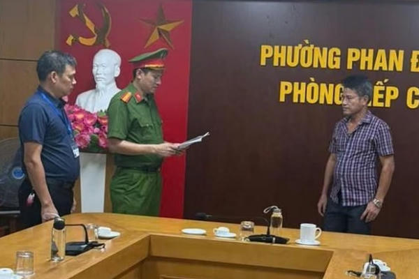 Khởi tố 2 đối tượng thu gom, vận chuyển chất thải xây dựng trái phép
