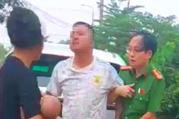 Kịp thời khống chế đối tượng cầm dao đuổi đánh người trên đường ở Thanh Hóa