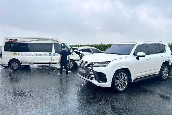 Chuyển hồ sơ cho công an điều tra trong vụ tai nạn liên hoàn trên cao tốc Pháp Vân - Cầu Giẽ Chuyển hồ sơ cho công an điều tra trong vụ tai nạn liên hoàn trên cao tốc Pháp Vân - Cầu Giẽ
