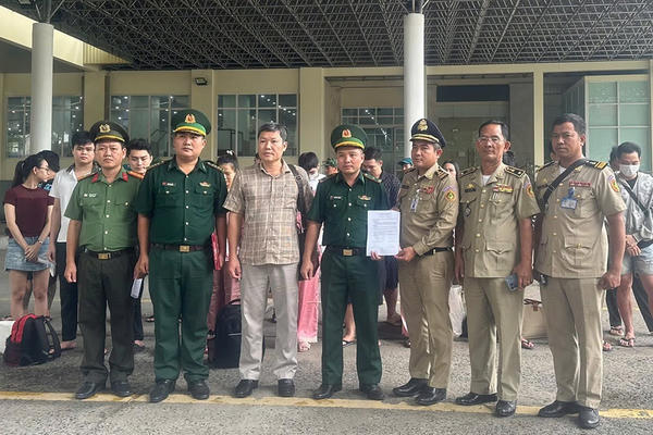 Điểm tin Pháp luật 15/09: Tiếp nhận hơn 100 công dân Việt Nam do Campuchia bàn giao Điểm tin Pháp luật 15/09: Tiếp nhận hơn 100 công dân Việt Nam do Campuchia bàn giao