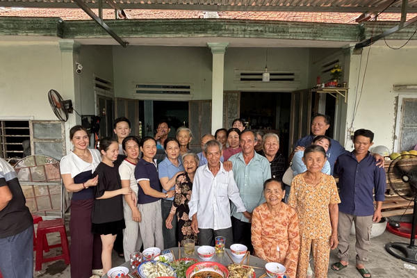 Cán bộ Công an xã Vĩnh Hưng giúp người dân tìm lại gia đình sau 52 năm thất lạc Cán bộ Công an xã Vĩnh Hưng giúp người dân tìm lại gia đình sau 52 năm thất lạc