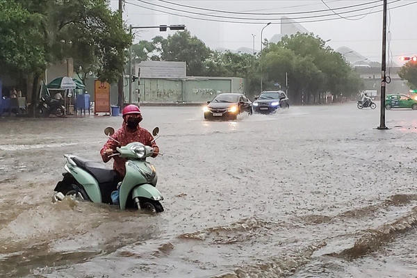 Hà Nội hứng trận mưa lớn nhất từ đầu mùa, có nơi lên tới gần 300mm Hà Nội hứng trận mưa lớn nhất từ đầu mùa, có nơi lên tới gần 300mm