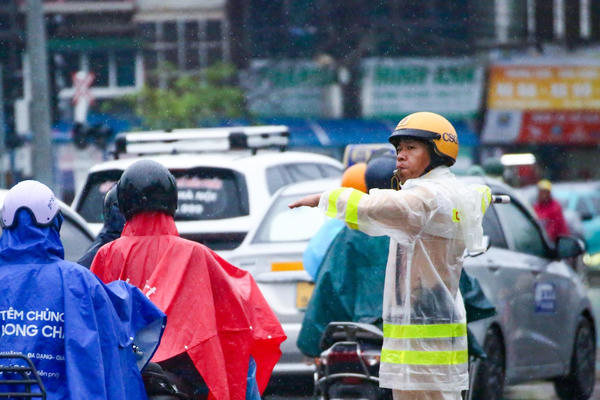 CSGT Hà Nội chủ động ứng phó mưa lớn kéo dài CSGT Hà Nội chủ động ứng phó mưa lớn kéo dài