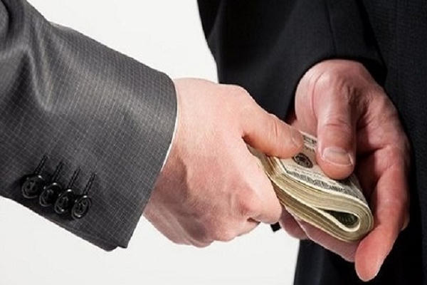"Lừa đảo chiếm đoạt tài sản" và "lạm dụng tín nhiệm chiếm đoạt tài sản" khác nhau như thế nào?