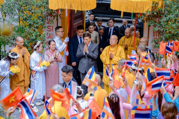 Nhà vua Thái Lan lễ Phật tại chùa Quán Sứ