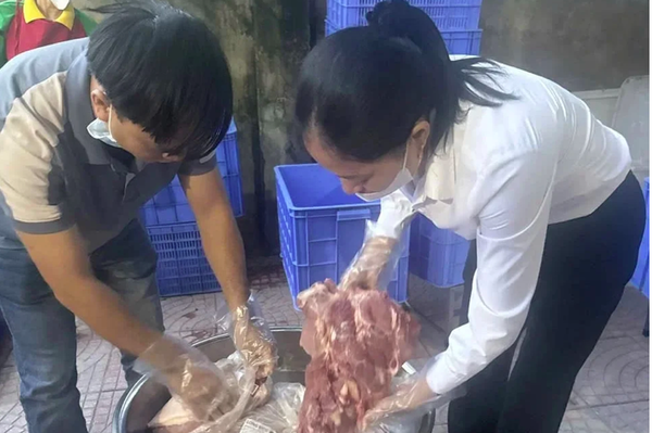 Phó chủ tịch UBND TP Hà Nội yêu cầu làm rõ phản ánh thực phẩm bất thường tại trường tiểu học Lê Trọng Tấn
Phó chủ tịch UBND TP Hà Nội yêu cầu làm rõ phản ánh thực phẩm bất thường tại trường tiểu học Lê Trọng Tấn