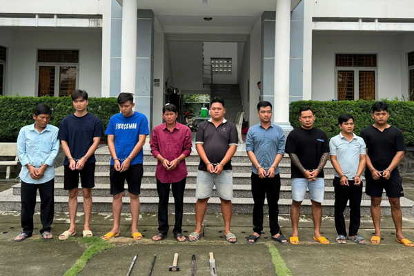 Mâu thuẫn khi xếp hàng lấy đá, 9 người bị tạm giữ ở TPHCM Mâu thuẫn khi xếp hàng lấy đá, 9 người bị tạm giữ ở TPHCM