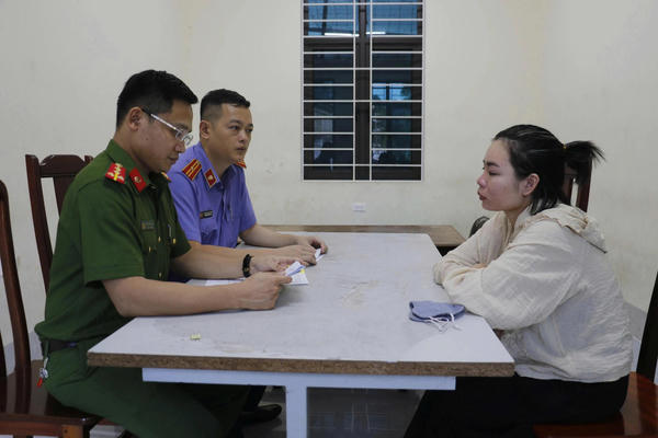 "Nữ quái" lừa đảo chiếm đoạt hơn 19 tỷ đồng bằng thủ đoạn huy động vốn, đầu tư bất động sản "Nữ quái" lừa đảo chiếm đoạt hơn 19 tỷ đồng bằng thủ đoạn huy động vốn, đầu tư bất động sản