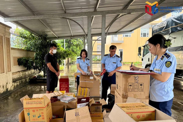Quảng Ninh phát hiện ô tô chở hàng trăm sản phẩm thực phẩm không rõ nguồn gốc Quảng Ninh phát hiện ô tô chở hàng trăm sản phẩm thực phẩm không rõ nguồn gốc