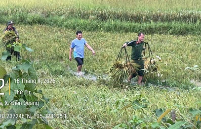 Công an Thanh Hóa "căng mình" hỗ trợ người dân ứng phó với mưa lũ Công an Thanh Hóa "căng mình" hỗ trợ người dân ứng phó với mưa lũ