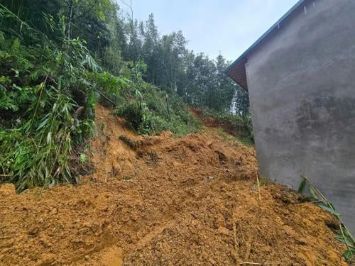 Sạt lở đất tại Phú Thọ, 3 người trong một gia đình tử vong Sạt lở đất tại Phú Thọ, 3 người trong một gia đình tử vong