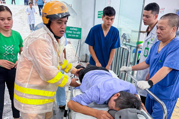 Giữa mưa lớn, CSGT Hà Nội dẫn đường đưa người bất tỉnh đi cấp cứu Giữa mưa lớn, CSGT Hà Nội dẫn đường đưa người bất tỉnh đi cấp cứu