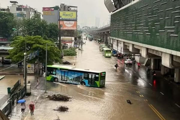 Hà Nội khẩn cấp phân luồng nhiều tuyến đường, cấm xe qua các điểm ngập Hà Nội khẩn cấp phân luồng nhiều tuyến đường, cấm xe qua các điểm ngập