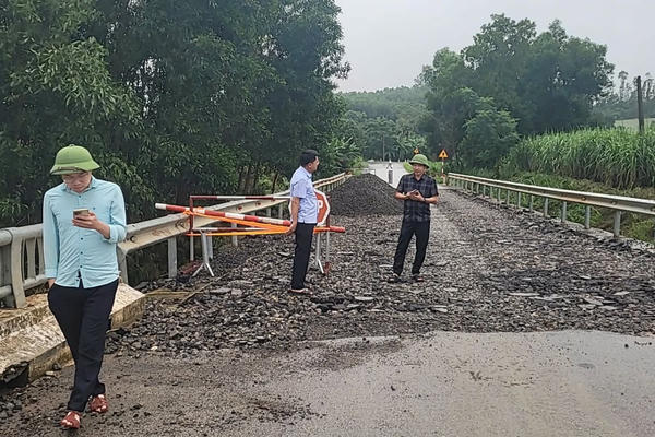 Quốc lộ 48E đoạn qua Nghệ An bị sụt lún, nứt nẻ sau mưa lũ