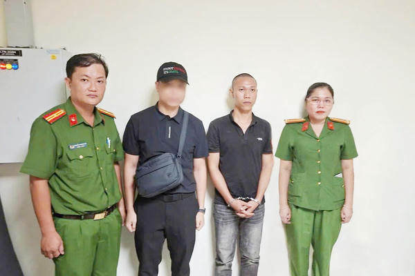 Bắt giữ đối tượng truy nã đặc biệt nguy hiểm dụ dỗ bé gái trốn nhà "đi bụi" Bắt giữ đối tượng truy nã đặc biệt nguy hiểm dụ dỗ bé gái trốn nhà "đi bụi"