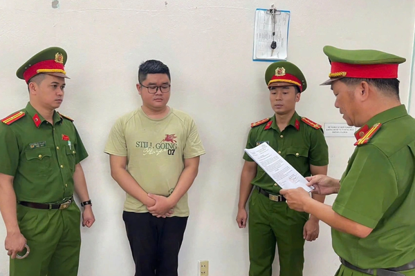 Khởi tố cựu nhân viên ngân hàng liên tục vay tiền đáo hạn, nợ gần 2 tỷ đồng Khởi tố cựu nhân viên ngân hàng liên tục vay tiền đáo hạn, nợ gần 2 tỷ đồng