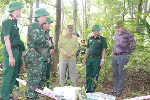 Bộ CHQS TP Huế khảo sát, xác minh thông tin mộ liệt sĩ tại bắc đèo Hải Vân
