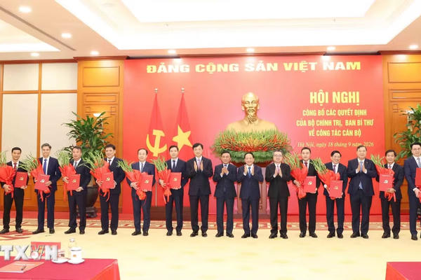Công bố 12 quyết định của Bộ Chính trị, Ban Bí thư về công tác cán bộ Công bố 12 quyết định của Bộ Chính trị, Ban Bí thư về công tác cán bộ