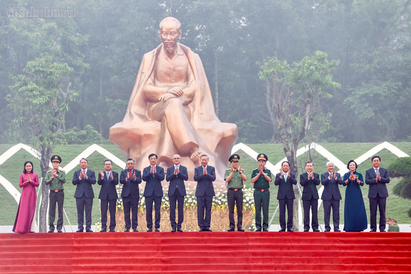 Khánh thành Tượng đài "Bác Hồ với ngày hội non sông" tại Đền Hùng Khánh thành Tượng đài "Bác Hồ với ngày hội non sông" tại Đền Hùng