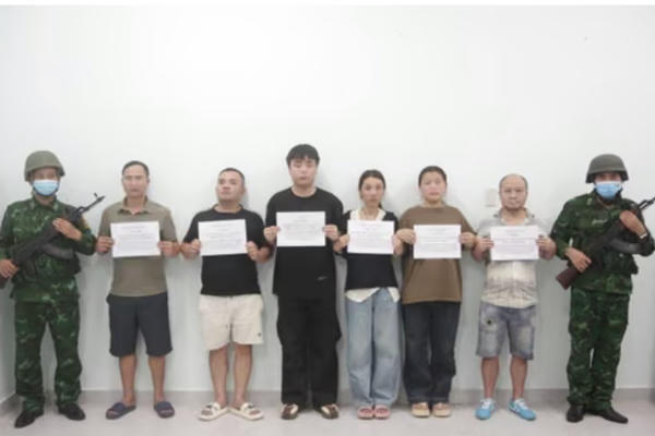 Đập tan đường dây tổ chức đưa người nước ngoài xuất cảnh trái phép, bắt 2 đối tượng Đập tan đường dây tổ chức đưa người nước ngoài xuất cảnh trái phép, bắt 2 đối tượng