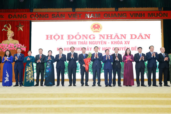 Ông Nguyễn Thế Mạnh được bầu giữ chức Chủ tịch UBND tỉnh Thái Nguyên Ông Nguyễn Thế Mạnh được bầu giữ chức Chủ tịch UBND tỉnh Thái Nguyên