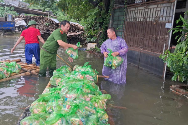 Công an Thanh Hóa chung tay hỗ trợ Nhân dân khắc phục hậu quả mưa lũ